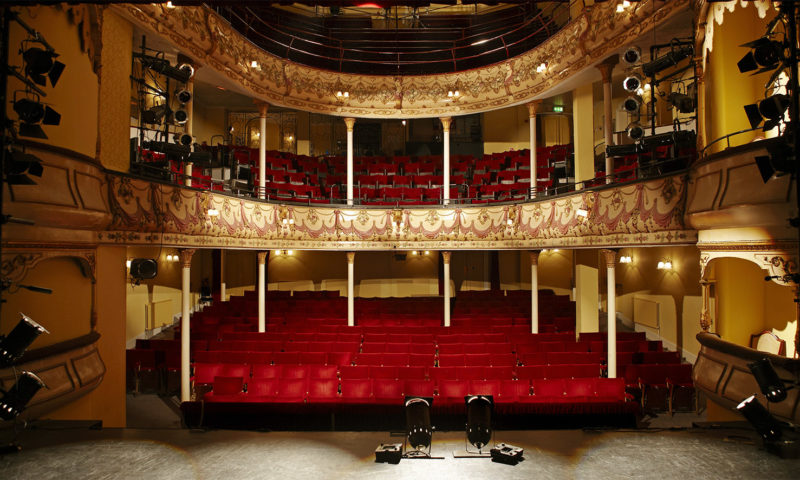 Theaterspielen erfordert Mut. Mut, dich ohne Netz und doppelten Boden vor Publikum zu stellen. Mut, dich auf deine Mitspieler zu verlassen. Mut, in eine andere Rolle zu schlüpfen. Theaterspielen ist ein gutes Beispiel für einen Mutmoment. Hier auf der Mutmaschine.