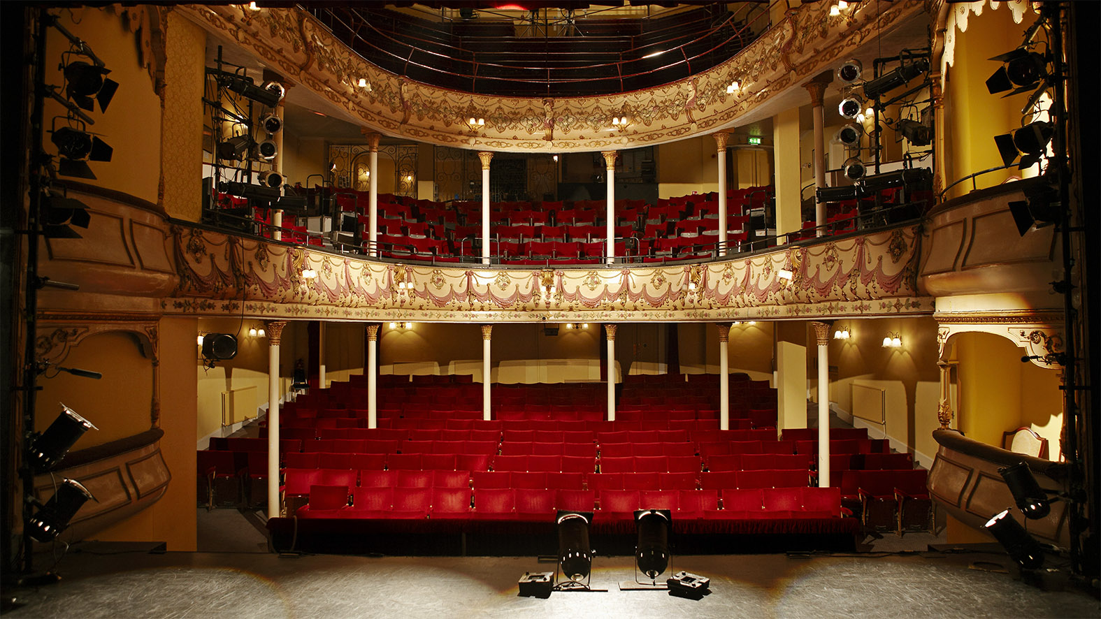 Theaterspielen erfordert Mut. Mut, dich ohne Netz und doppelten Boden vor Publikum zu stellen. Mut, dich auf deine Mitspieler zu verlassen. Mut, in eine andere Rolle zu schlüpfen. Theaterspielen ist ein gutes Beispiel für einen Mutmoment. Hier auf der Mutmaschine.